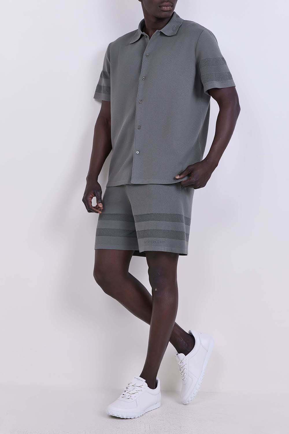 מכנסיים קצרים בגזרה משוחררת